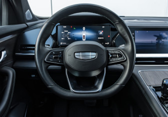 Подержанный автомобиль Geely Monjaro 2025 года (10 фото)