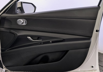 Подержанный автомобиль Hyundai Elantra Sedan 2021 года (25 фото)