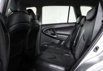 Подержанный автомобиль Toyota RAV4 2012 года (12 фото)