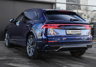 Подержанный автомобиль Audi Q8 2021 года (6 фото)