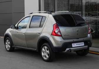 Подержанный автомобиль Renault Sandero 2013 года (5 фото)