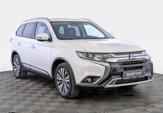 Подержанный автомобиль Mitsubishi Outlander 2019 года (3 фото)