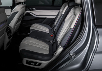 Подержанный автомобиль BMW X7 2023 года (10 фото)