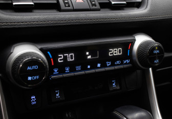 Подержанный автомобиль Toyota RAV4 2020 года (18 фото)