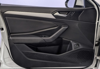 Подержанный автомобиль Volkswagen Jetta Sedan 2021 года (19 фото)