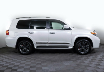 Подержанный автомобиль Toyota Land Cruiser Suv 2015 года (4 фото)