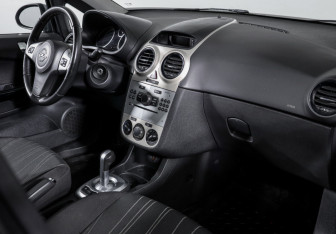 Подержанный автомобиль Opel Corsa 2006 года (9 фото)
