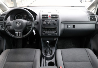 Подержанный автомобиль Volkswagen Touran 2012 года (14 фото)