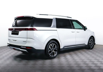 Подержанный автомобиль Kia Carnival 2021 года (5 фото)