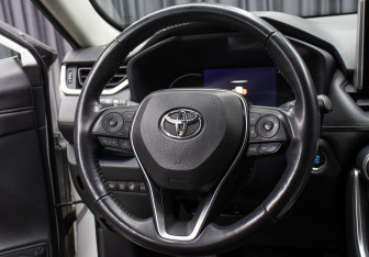 Подержанный автомобиль Toyota RAV4 2020 года (17 фото)