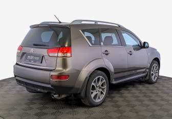 Подержанный автомобиль Citroen C-Crosser 2011 года (5 фото)