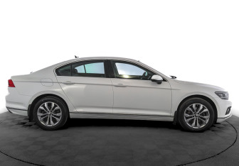 Подержанный автомобиль Volkswagen Passat Sedan 2021 года (4 фото)