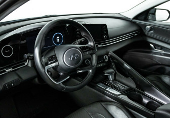 Подержанный автомобиль Hyundai Elantra Sedan 2021 года (7 фото)