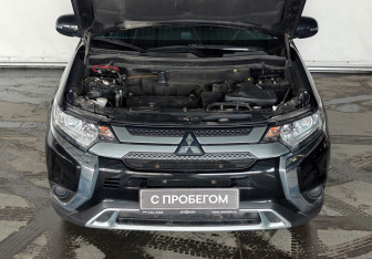 Подержанный автомобиль Mitsubishi Outlander 2021 года (9 фото)