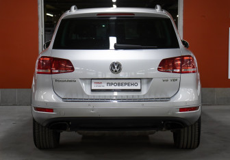 Подержанный автомобиль Volkswagen Touareg 2011 года (6 фото)