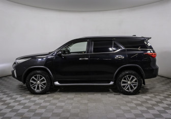 Подержанный автомобиль Toyota Fortuner 2017 года (8 фото)