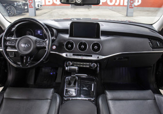 Подержанный автомобиль Kia Stinger 2018 года (14 фото)