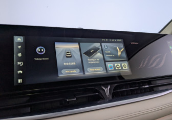 Подержанный автомобиль Voyah Dream 2023 года (23 фото)