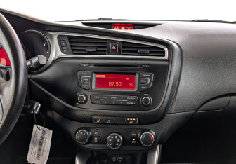 Подержанный автомобиль Kia Ceed Hatchback 2017 года (17 фото)