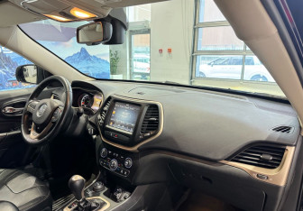 Подержанный автомобиль Jeep Cherokee 2014 года (10 фото)