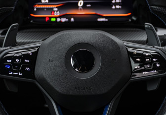 Подержанный автомобиль Volkswagen Golf R Hatchback 2021 года (13 фото)
