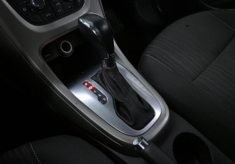Подержанный автомобиль Opel Astra Wagon 2012 года (11 фото)