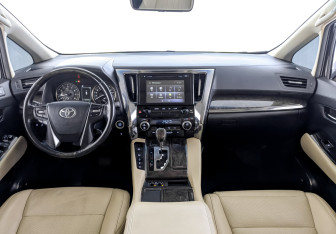 Подержанный автомобиль Toyota Alphard 2018 года (15 фото)
