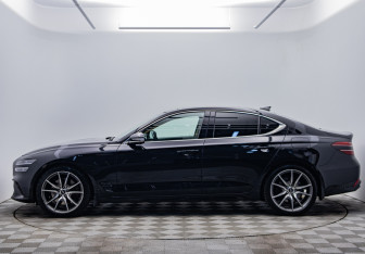 Подержанный автомобиль Genesis G70 2022 года (8 фото)