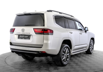 Подержанный автомобиль Toyota Land Cruiser Suv 2022 года (5 фото)