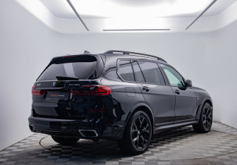 Подержанный автомобиль BMW X7 2022 года (5 фото)