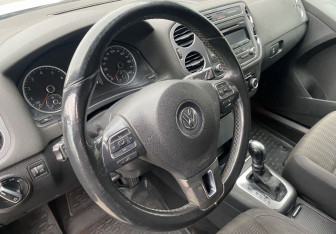 Подержанный автомобиль Volkswagen Tiguan 2011 года (14 фото)