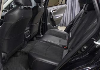 Подержанный автомобиль Toyota RAV4 2021 года (12 фото)