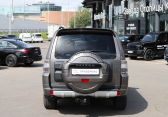 Подержанный автомобиль Mitsubishi Pajero 2011 года (6 фото)