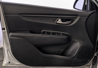 Подержанный автомобиль Kia Rio Hatchback 2021 года (18 фото)