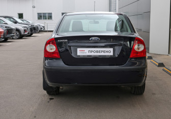 Подержанный автомобиль Ford Focus Sedan 2006 года (6 фото)