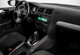 Подержанный автомобиль Volkswagen Jetta Sedan 2012 года (10 фото)