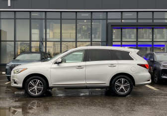Подержанный автомобиль Infiniti QX60 2018 года (8 фото)