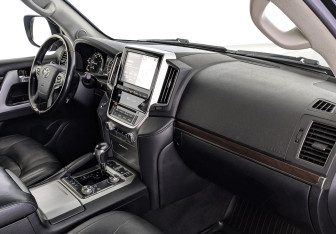 Подержанный автомобиль Toyota Land Cruiser Suv 2018 года (13 фото)