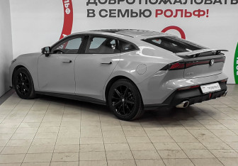 Подержанный автомобиль Changan UNI-V 2023 года (5 фото)