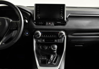 Подержанный автомобиль Toyota RAV4 2020 года (12 фото)