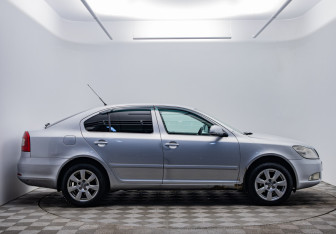 Подержанный автомобиль Skoda Octavia Liftback 2010 года (6 фото)