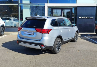 Подержанный автомобиль Mitsubishi Outlander 2021 года (5 фото)