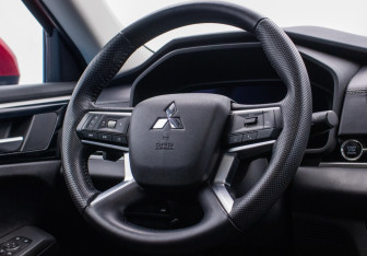 Подержанный автомобиль Mitsubishi Outlander 2022 года (15 фото)