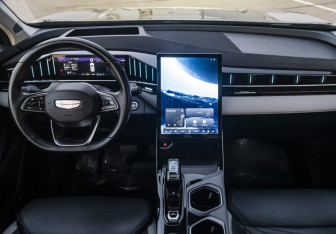 Подержанный автомобиль Geely Atlas 2024 года (14 фото)