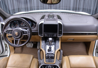 Подержанный автомобиль Porsche Cayenne 2017 года (14 фото)