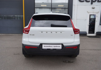 Подержанный автомобиль Volvo XC40 2019 года (6 фото)