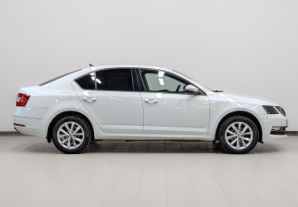 Подержанный автомобиль Skoda Octavia Liftback 2018 года (4 фото)