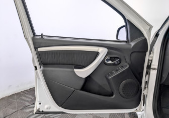 Подержанный автомобиль Nissan Terrano 2014 года (19 фото)