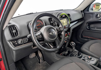 Подержанный автомобиль MINI Clubman Wagon 2017 года (16 фото)