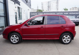 Подержанный автомобиль Skoda Fabia Hatchback 2005 года (8 фото)